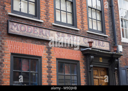 Moderne Saree Center auf Princelet street in Spitalfields im East End von London, Großbritannien Stockfoto