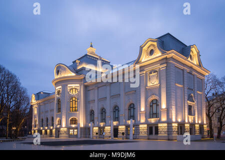 Am Abend Blick auf die Lettische Nationale Museum der Kunst Stockfoto