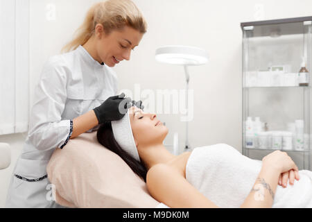 Seitenansicht des Kosmetologe, Injektion, Beauty Salon. Stockfoto