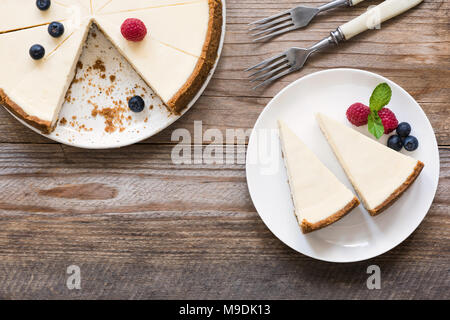 Classic New York Cheesecake auf rustikalen, mit Holz, Ansicht von oben Kopieren und Platz für Text Stockfoto