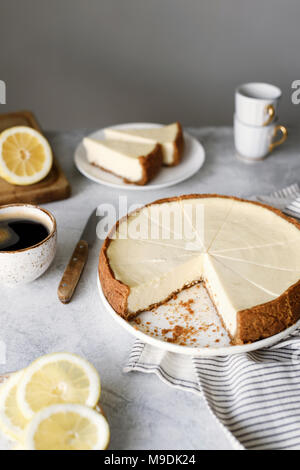 Zitronen- käsekuchen auf einen Tisch. In Scheiben geschnittene Zitronen- Käsekuchen. Selektiver Fokus Stockfoto