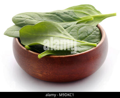 Frischer Spinat in der Schüssel auf weißem Hintergrund Stockfoto