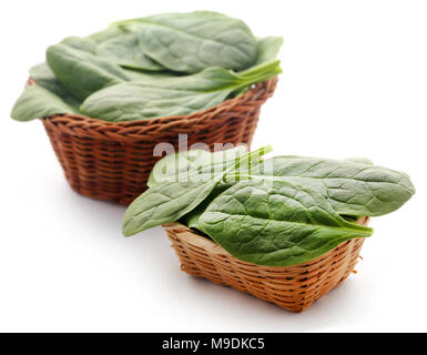 Frischer Spinat in der Schüssel auf weißem Hintergrund Stockfoto