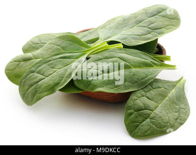 Frischer Spinat in der Schüssel auf weißem Hintergrund Stockfoto