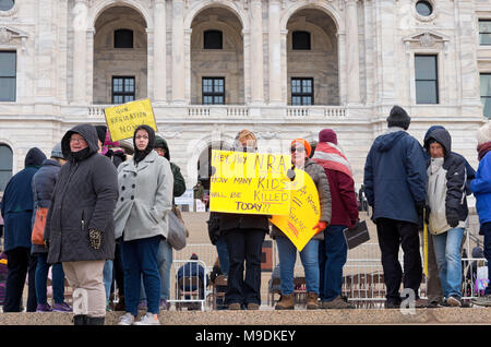 St. Paul, Minnesota, USA - 24. MÄRZ 2018: Demonstranten halten Schilder und Studenten' Ankunft im März für unser Leben Rallye am State Capitol. Stockfoto