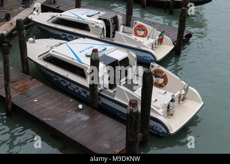 Zwei Polizia Boote sitzen auf dem Canal Grande von der Rialtobrücke in Venedig, Italien Stockfoto