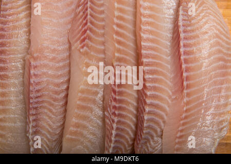 In der Nähe von frisch oder aufgetaut Satz filetiert Fisch. Stockfoto