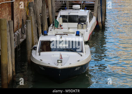 Zwei Carabinieri Boote sitzen auf einem Venezianischen Seitenstraße im Zentrum von Venedig Stockfoto