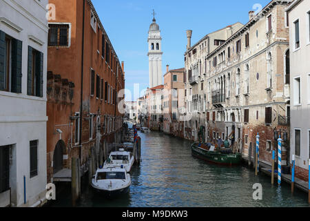 Zwei Carabinieri Boote sitzen auf einem Venezianischen Seitenstraße im Zentrum von Venedig Stockfoto