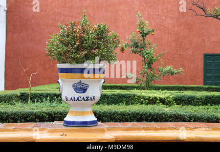 Garten der Real Alcazar in Sevilla an einem regnerischen Tag Stockfoto