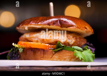 Fisch und Krabben Burger mit frischem Gemüse auf Holz mit Boards Stockfoto