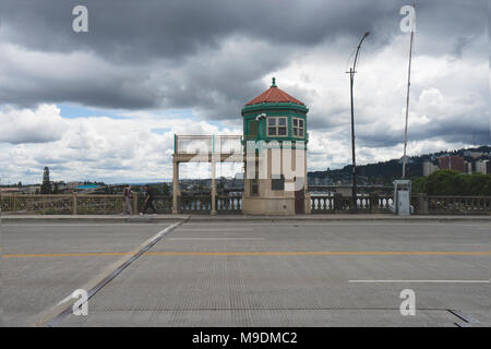 Die Burnside Bridge ist eine 1926 errichtete Klappbrücke überspannt den Fluss Willamette in Portland, Oregon, USA, Durchführung von Burnside Street. Stockfoto