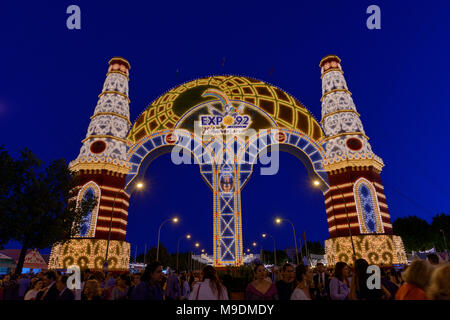 Eingang Dekoration auf der Feria de Abril in Sevilla (Spanien) Erinnern Sie sich an die Expo 92 - Arco de Entrada en la Feria de Sevilla 2017 recordando la Expo 92 Stockfoto