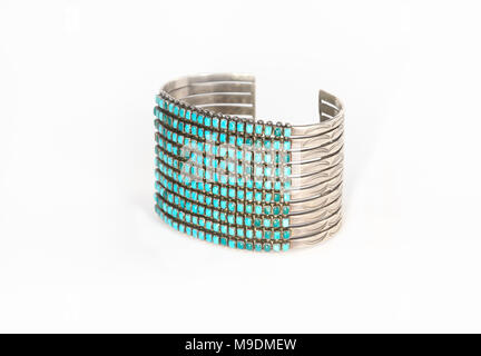 Native American Sterling Silber und Türkis Armreif Armband isoliert auf Weiss. Stockfoto