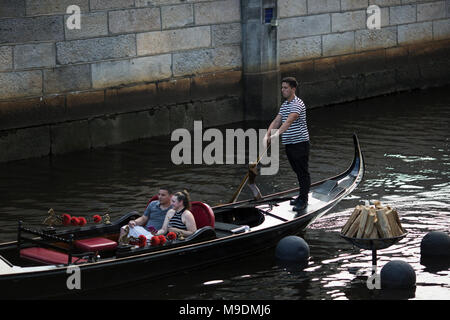 Gondel Boote Reisen nach oben und unten der Fluss durch die Innenstadt von Providence, Rhode Island. Stockfoto