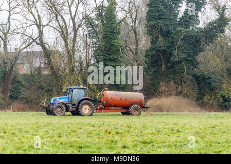 Tagesansicht Traktor Dünger Sprays auf Britische Feld Stockfoto