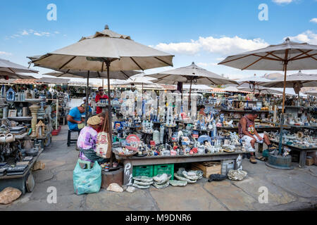 Menschen auf dem Kunsthandwerksmarkt im Freien, Verkaufsstände auf einer Kunsthandwerksmesse mit Specksteinartikeln zum Verkauf, Ouro Preto, Minas Gerais, Brasilien. Stockfoto