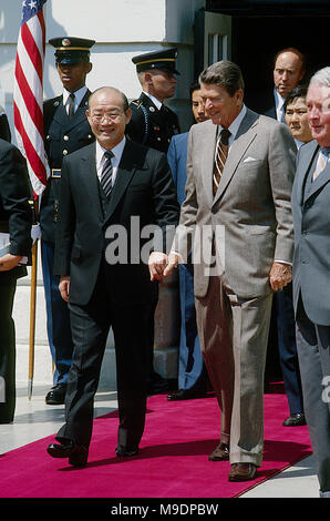Washington DC., USA, 26. April 1985 Präsident Ronald Reagan trifft sich mit Präsident Chun Doo Hwan von der Republik Korea im Weißen Haus. Beachten Sie, dass Reagan ist Holding Chun's Hand, wie sie von der südlichen Vorhalle entfernt. Credit: Mark Reinstein/MediaPunch Stockfoto