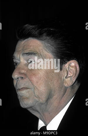 Washington, DC., USA, 6. März 1985 Präsident Ronald Reagan im Oval Office des Weißen Hauses bei Anmerkungen und eine Frage-und-Antwort-Sitzung mit Reportern bei der Unterzeichnung der Veto Nachricht für die Farm Credit und afrikanischen Hungerkatastrophe bill Credit: Mark Reinstein/MediaPunch Stockfoto