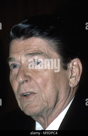 Washington, DC., USA, 6. März 1985 Präsident Ronald Reagan im Oval Office des Weißen Hauses bei Anmerkungen und eine Frage-und-Antwort-Sitzung mit Reportern bei der Unterzeichnung der Veto Nachricht für die Farm Credit und afrikanischen Hungerkatastrophe bill Credit: Mark Reinstein/MediaPunch Stockfoto