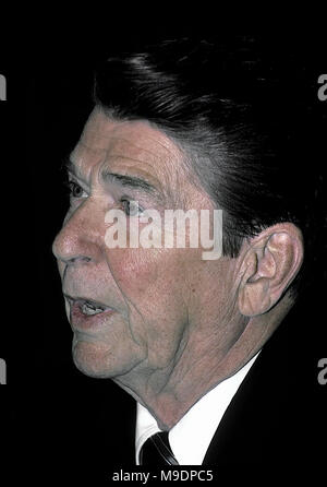 Washington, DC., USA, 6. März 1985 Präsident Ronald Reagan im Oval Office des Weißen Hauses bei Anmerkungen und eine Frage-und-Antwort-Sitzung mit Reportern bei der Unterzeichnung der Veto Nachricht für die Farm Credit und afrikanischen Hungerkatastrophe bill Credit: Mark Reinstein/MediaPunch Stockfoto