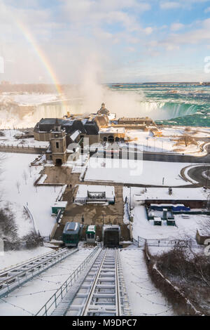 Niagara Falls von oben im Winter mit Regenbogen Stockfoto