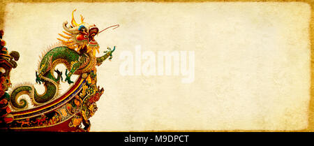 Grunge Hintergrund mit Papier Textur und chinesischer Drache. Mock up Vorlage. Kopieren Sie Platz für Text Stockfoto