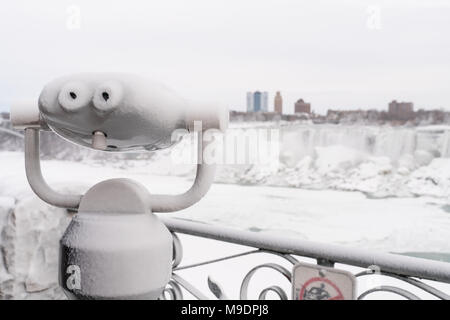 Eisbedeckten Fernglas mit amerikanischen Niagara Falls im Hintergrund Stockfoto