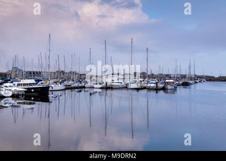 Blau und pink Sky plus Schiffe im Wasser der regeneriert Chatham Maritime Marina auf den Fluss Medway, Chatham, Kent, Großbritannien nieder. Stockfoto