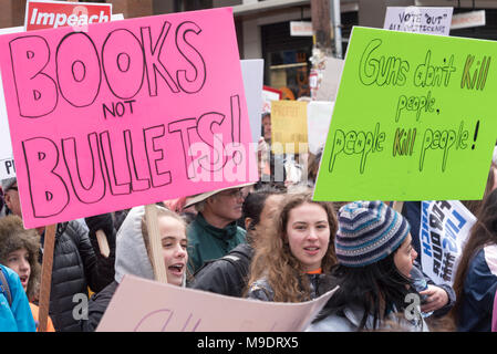 Seattle, Washington, 24. März 2018 Der März für unser Leben Rallye mit vielen Studenten, Kinder, Jugendliche, Kinder, Mädchen, die ihren Protest Waffen unterzeichnet. Stockfoto