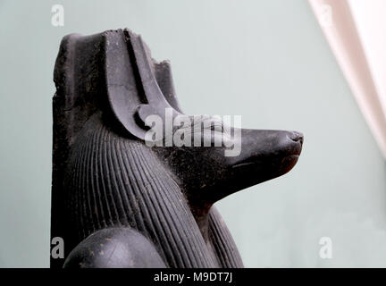 Leiter des Anubis, der schakal - geleitet. Gott des Einbalsamierens. Tempel von Luxor, Regierungszeit von Amenophis III (1403-1365 v. Chr.). Diorit. Von der Statue Detail. Stockfoto