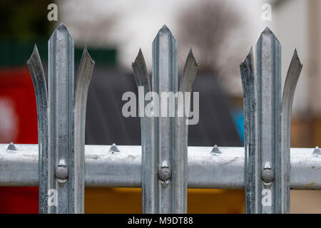 Die Spitzen der Steher auf einigen gestochen scharfe Palisade Zaunmatten für Schutz und Sicherheit gegen Maßnahmen zur Verbrechensverhütung. metall Sicherheit bar Stockfoto