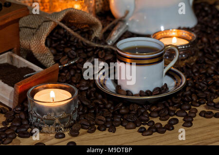 Noch immer leben Kaffee mit Kerzen beleuchtet und altes Besteck und Geschirr auf Holz. Stockfoto