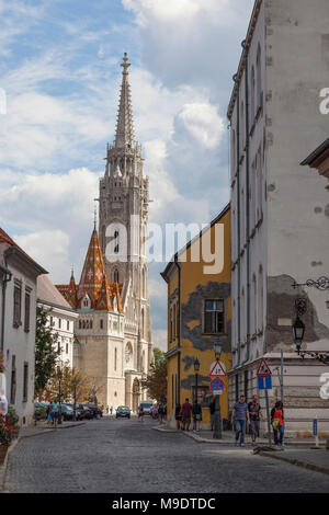 Straße mit Blick auf die Matthiaskirche, Budapest, Ungarn Stockfoto