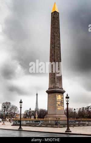 Luxor Obelisk in der Place de la Concorde mit Lampen und Eiffelturm an stürmischen Tag während der Pariser Flut von 2018 Stockfoto