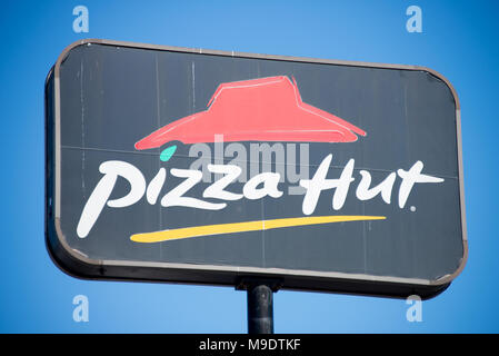 Ein Pizza Hut Pole in einem Restaurant Lage in Gloversville, NY USA unterzeichnen. Stockfoto