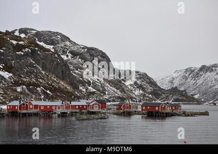 Rorbuer Dorf im Winter auf den Lofoten, Norwegen Stockfoto