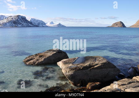 An der Küste Felsen auf haukland Strand, Lofoten, Norwegen Stockfoto