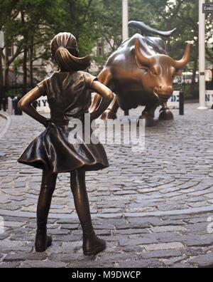 Die wütenden Stier und Offenes Girl Statuen in Downtown Manhattan an der Wall Street in New York City. Stockfoto