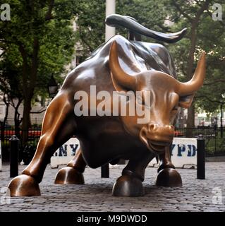 Die wütenden Stier Statue in Downtown Manhattan an der Wall Street in New York City. Stockfoto