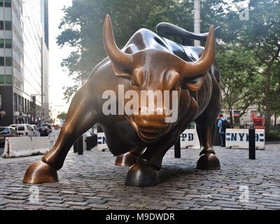 Die wütenden Stier Statue in Downtown Manhattan an der Wall Street in New York City. Stockfoto