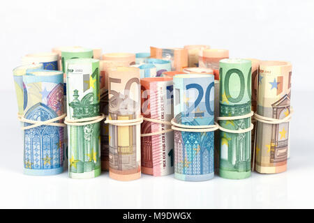 Die Euro-scheine am meisten durch Europäer sind gewohnt, die von 5 10 20 50 und 100. Auf weissem Hintergrund. Stockfoto