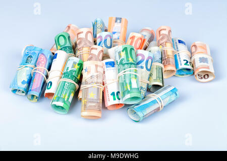 Die Euro-scheine am meisten durch Europäer sind gewohnt, die von 5 10 20 50 und 100. Auf weissem Hintergrund. Stockfoto
