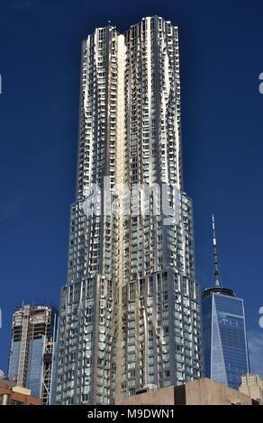 Das Hochhaus, bekannt als 8 Spruce Street (ursprünglich bekannt als Beekman Tower) in der Innenstadt von Manhattan von Frank Gehry entworfen. Stockfoto