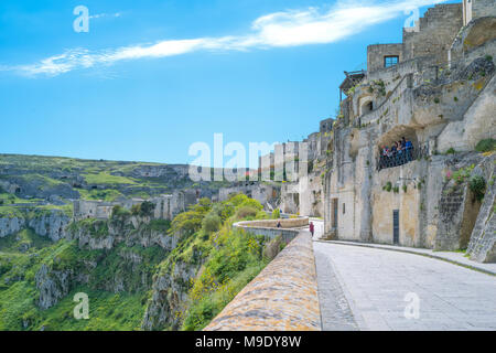 Matera, Italien - 5. Mai 2017: Altstadt mit Blick auf die Architekturen von Sasso Gaveoso Bereich über eine Steigung von felsigen Schlucht Stockfoto