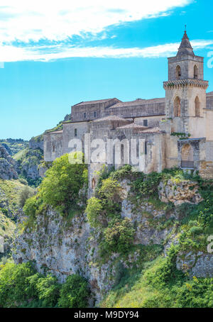 Matera, Italien, Blick auf die St. Peter Caveoso Kirche über eine Steigung von felsigen Schlucht Stockfoto