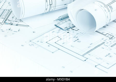 Architektonisches Projekt Pläne und Zeichnungen mit Bleistift und Lineal auf Architekten Arbeitsplatz Tabelle Stockfoto