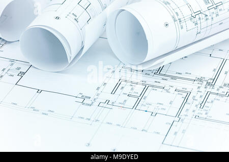 Satz Baupläne und blueprint Brötchen mit technischen Projektzeichnungen auf Architekten Arbeitsplatz Schreibtisch Stockfoto