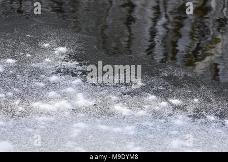 Kalte Winter Wasser am Rande eines schneebedeckten Eis abstrakte natürlichen Hintergrund Stockfoto