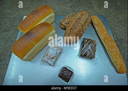 An der Holländischen Bäckerei: Backwaren auf einem Tablett gelegt: Holländische Brot, Brötchen, Muffins. März 21, 2018. Brovary, Ukraine Stockfoto